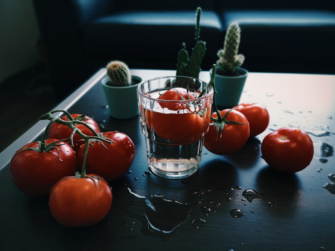 photo 1630894976888 c1426d98ffa6cropentropycstinysrgbfitmaxfmjpgixidM3wxNDA1NTd8MHwxfHNlYXJjaHwzfHxqdWljZXMlMjB0b21hdG98ZW58MXwwfHx8MTc3MzA4OTA1Mnwwixlibrb 4.1.0q80w1080